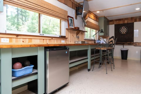 Game room w/mini refrigerator