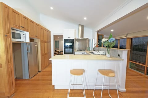 Comfort House | Private kitchen | Full-size fridge, microwave, oven, stovetop