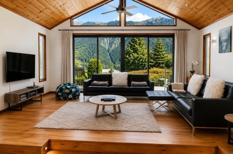 Open plan living with Skyline views 