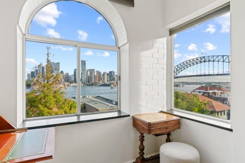 House | 1 bedroom, desk