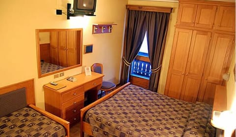 Triple Room | Desk, cribs/infant beds, free WiFi, bed sheets