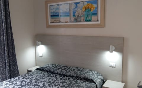 Minibar, in-room safe, desk, WiFi (free)