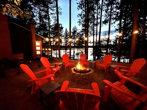 Fire pit area close to the kitchen overlooking the lake.