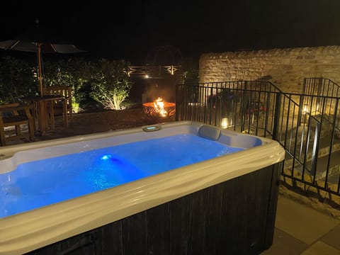 Hot tub | The Richmond - Sykelands Cottages, Dalton
