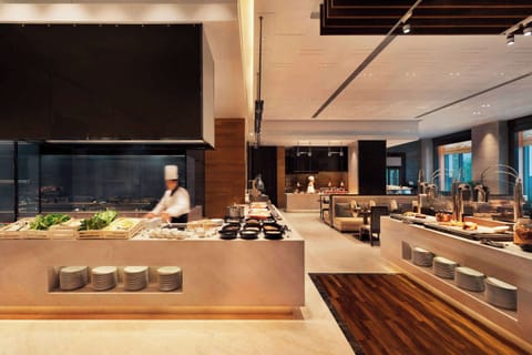 2 restaurants; lunch and dinner served