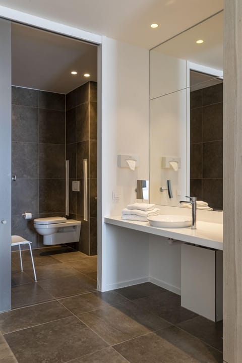 Room (Accessible room) | Bathroom | Rainfall showerhead, eco-friendly toiletries, hair dryer, towels