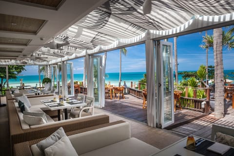2 restaurants; breakfast, lunch, dinner, and brunch served