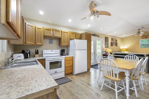 Equipped kitchen and good counter space
