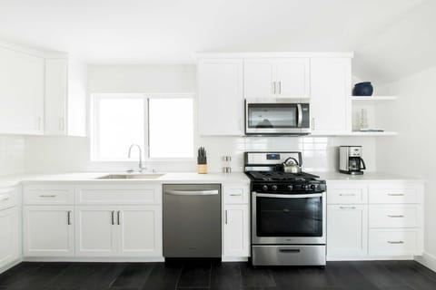 House (6 Bedrooms) | Interior