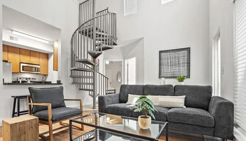 Living room with sofa, smart tv and high ceilings