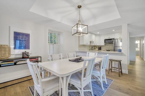 Dining area offers seating for 9!