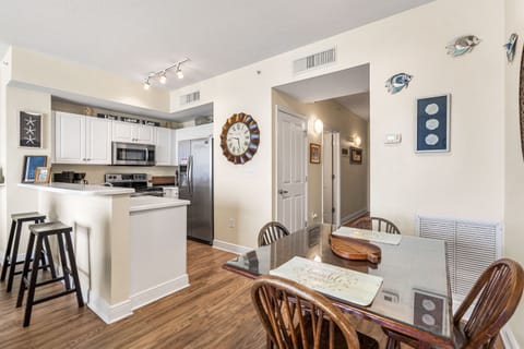 Full kitchen and dining