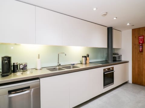 Cottage | Private kitchen | Fridge, dishwasher, electric kettle, toaster