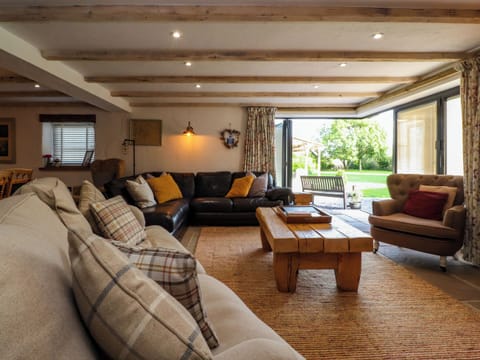 Cottage | Living area | Fireplace