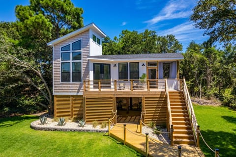 OBX Treehouse Nestled Away On A Quiet Cul-de-sac In Kitty Hawk