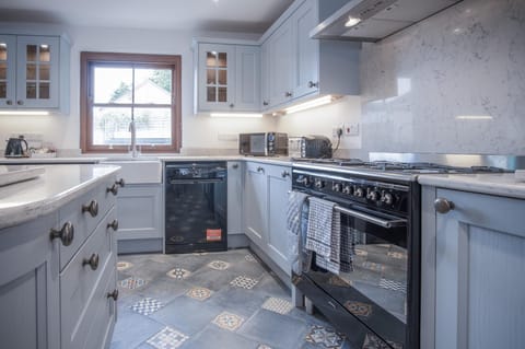 Pendeilo Villa - 5 Bedroom Holiday Home - Amroth (12050)