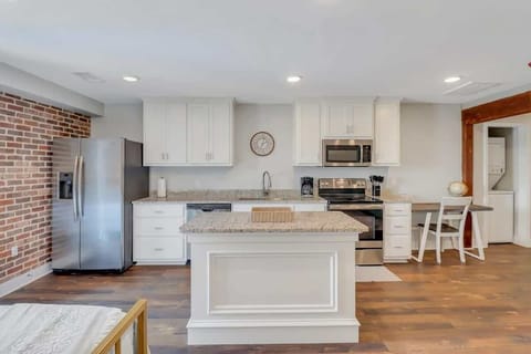 A view of the kitchen!