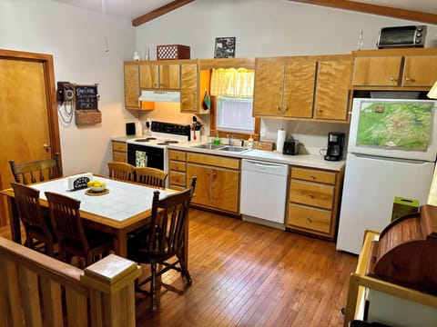 Kitchen and dining room (1)