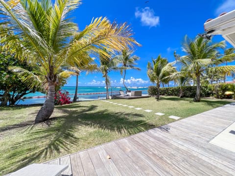 Discover a breathtaking view from the terrace of our top-of-the-range villa in the West Indies. Admire the magnificent garden, the sparkling sea of the Saint-François lagoon, surrounded by a majestic coconut tree and colourful bougainvillea. Immerse yourself in a heavenly atmosphere where nature surrounds you.