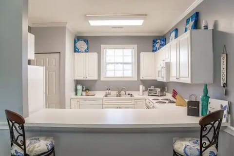 Large bar to chat when cooking breakfast or dinner