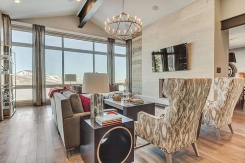 Suite, 4 Bedrooms | Living area | Fireplace