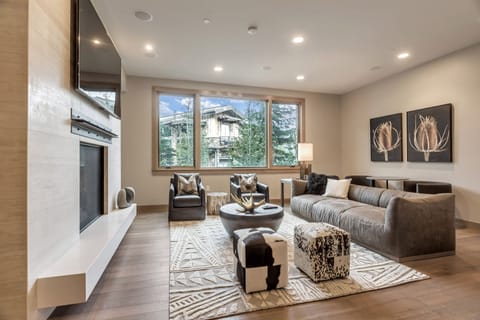 Suite, 3 Bedrooms | Living room | Fireplace