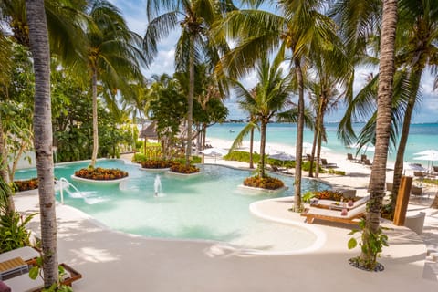 4 outdoor pools, pool umbrellas, sun loungers