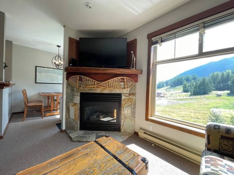 Gas Fireplace | Steps to the Lifts