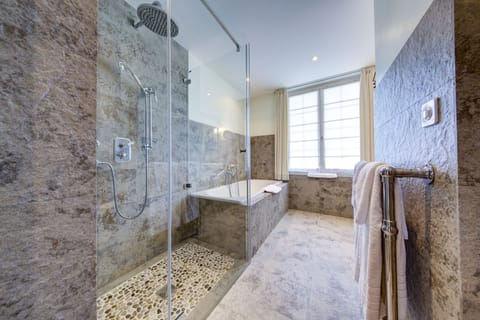 Suite, Balcony, Valley View | Bathroom | Free toiletries, hair dryer, towels, soap