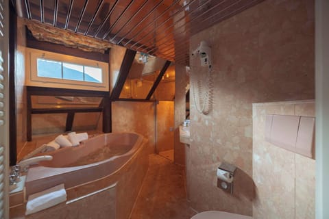 Junior Double Room, 1 King Bed, Non Smoking, Garden View | Bathroom | Free toiletries, hair dryer, towels, soap