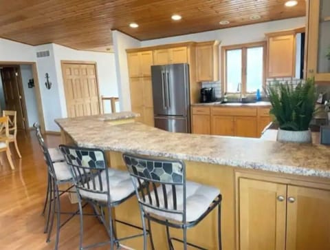 Four counter seats for additional seating or working.