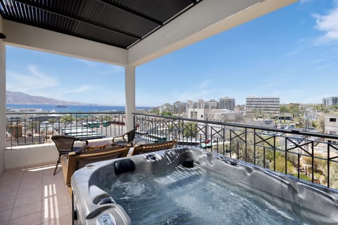 Comfort Premium Room with Hot Tub and Balcony | Minibar, free WiFi, bed sheets