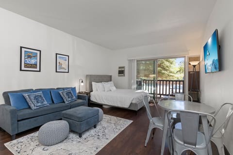 Prospector Lodge 811: Studio condo with Queen bed