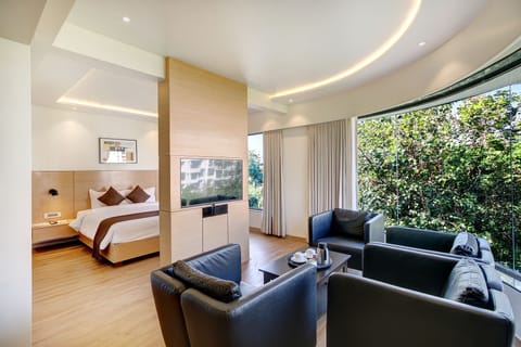 Luxury Double Room | In-room safe, desk, soundproofing, iron/ironing board