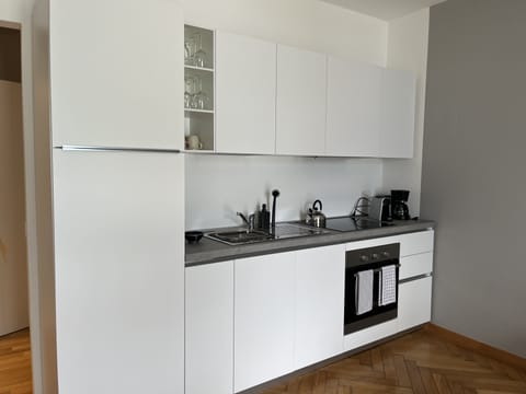 Family Apartment (01 - Luna) | Private kitchen | Full-size fridge, microwave, oven, stovetop