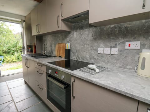 Cottage | Private kitchen | Fridge, dishwasher, cookware/dishes/utensils