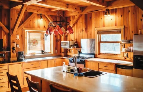 Full kitchen with island 