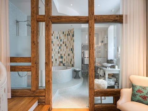 Suite, Park View (Villa Suite La Maison) | Bathroom | Shower, hair dryer, towels