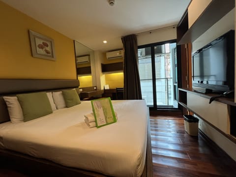 Deluxe Studio | Desk, blackout drapes, free WiFi, bed sheets