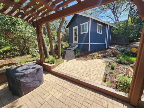 Come enjoy a peaceful getaway in our Tiny Home located less than four minutes to downtown Julian