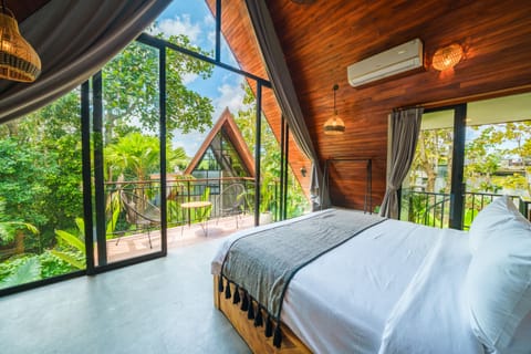 Superior Villa | Bathroom | Separate tub and shower, hair dryer, towels, soap