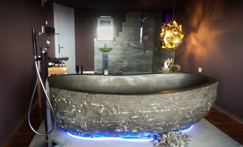 Couples treatment rooms, sauna, steam room, hot stone massages