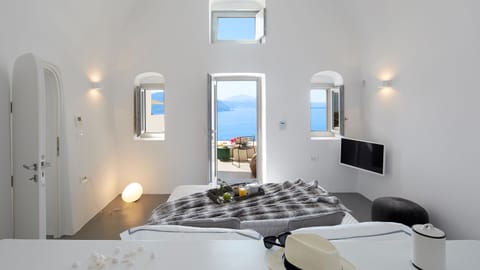 Amaya Harmony Villa Caldera View - Outdoor Hot Tub | In-room safe, individually decorated, individually furnished