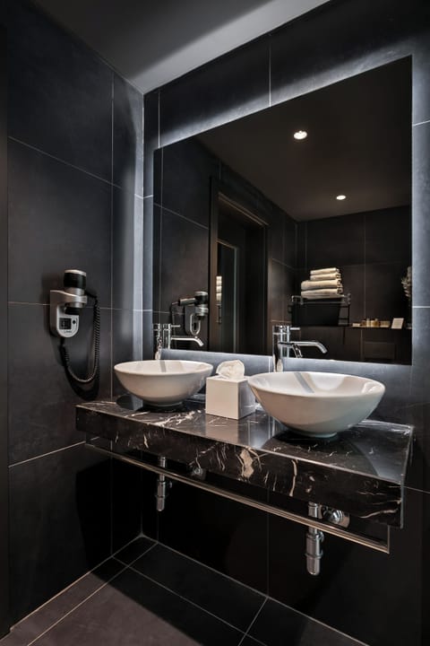 Junior Suite | Bathroom | Shower, free toiletries, hair dryer, bathrobes