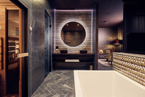 Las Vegas Suite | Bathroom | Free toiletries, hair dryer, towels