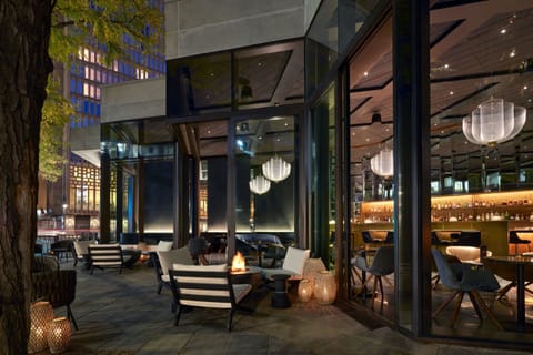 3 bars/lounges, cocktail bar