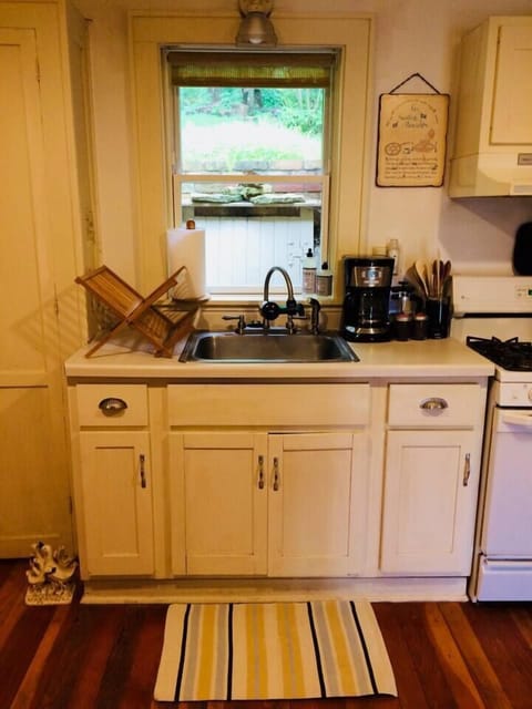The quaint kitchen perfect for all of your cooking