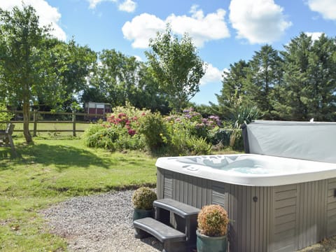 Hot tub | Hafan Fach Cottage, Stackpole