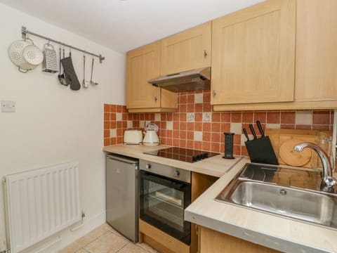 Cottage | Private kitchen | Fridge, electric kettle, toaster, cookware/dishes/utensils