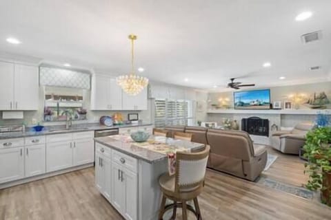 Kitchen with breakfast bar